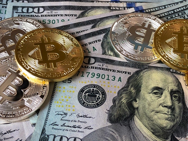 peníze, dolary, bitcoiny