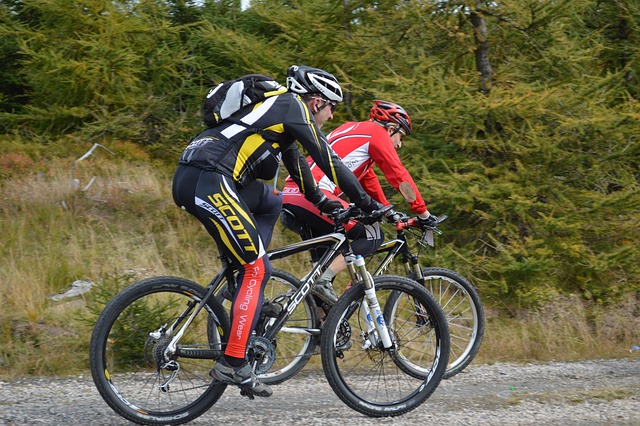 cyklisté v terénu