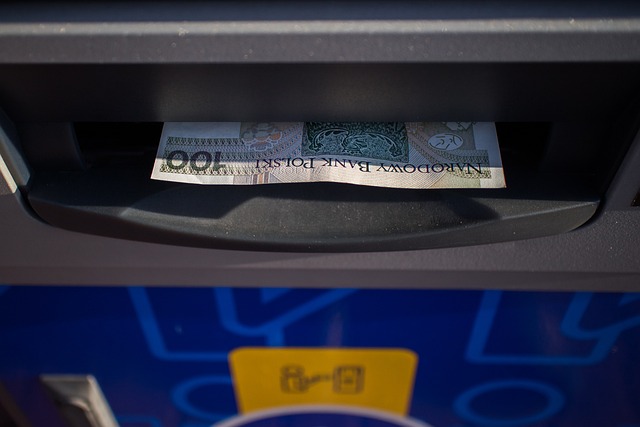 peníze z bankomatu